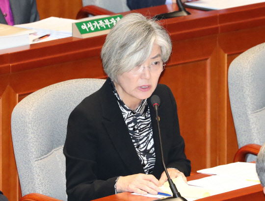 강경화 외교부 장관이 8일 오전 비경제부처 부별 심사를 진행하는 국회 예산결산특별위원회 전체회의에서 의원 질의에 답변하고 있다. (사진=연합뉴스)